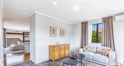 Comfy 4Br Stonefields Home W/ Mt. Wellington Views