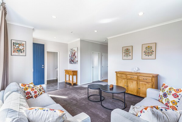 Interior - Comfy 4BR Home w/ Mt. Wellington View Zodiak Stays (Auckland)