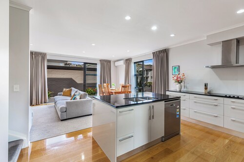 Comfy 4BR Home w/ Mt. Wellington View Zodiak Stays