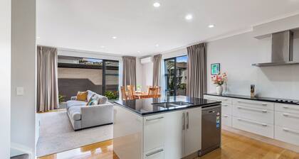 Comfy 4BR Home w/ Mt. Wellington View Zodiak Stays