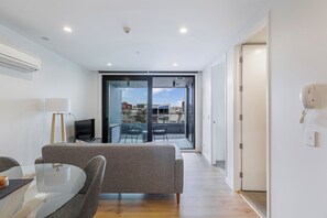 冰箱、微波炉、烤箱、炉灶