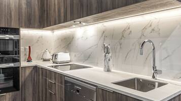 Refrigerador, microondas, horno, placa de cocina