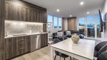 Geladeira, micro-ondas, fogão, cooktop