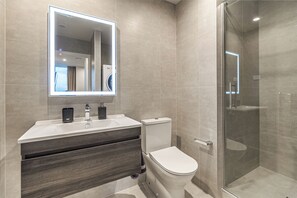Apartment | Bathroom | Shower, hair dryer, towels, soap - Modern 2BR Penthouse for Families by Zodiak Stays (Auckland)