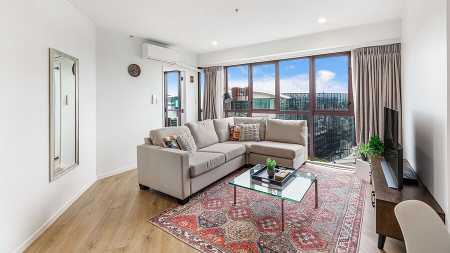 Stylish 2Br Apt With Balcony - Prime Cbd Location!