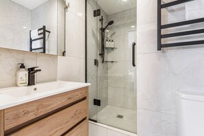 Apartment | Bathroom | Free toiletries, hair dryer, towels