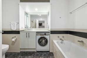 Bathroom - Central 1BR w/ Pool,Gym+Tennis Court Zodiak Stays (Auckland)