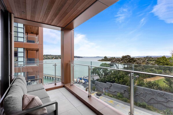 Terrace/patio - 1BR with Balcony Close to Ferry by Zodiak Stays (Auckland)