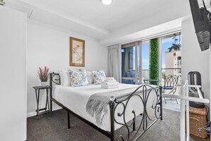 Iron/ironing board, free WiFi - 2BR Apt with Parking in Prime Spot Zodiak Stays (Auckland)