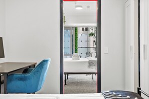Iron/ironing board, free WiFi - 2BR Apt with Parking in Prime Spot Zodiak Stays (Auckland)