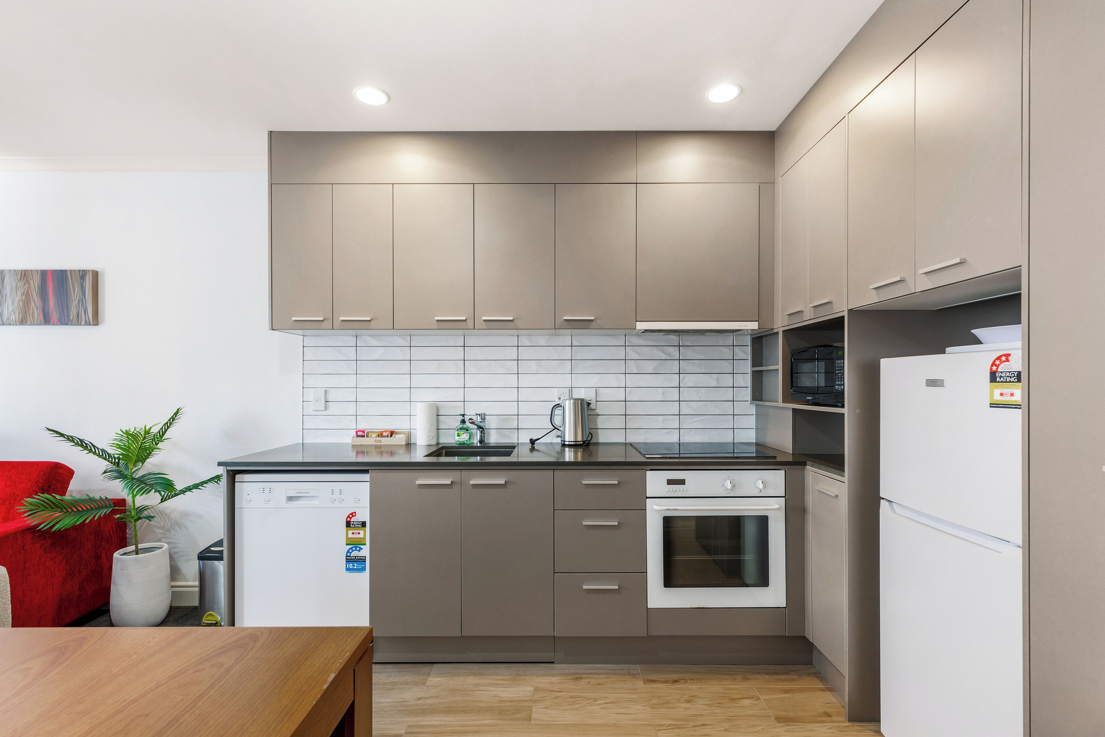 Geladeira, micro-ondas, fogão, cooktop