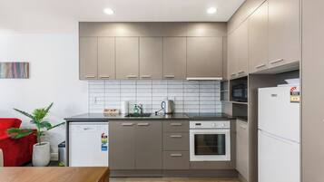 Geladeira, micro-ondas, fogão, cooktop