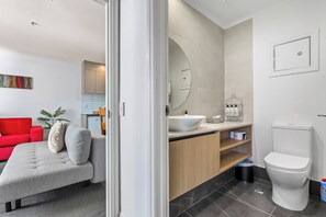 Shower, hair dryer, towels, soap - City Getaway 1BR Apt w Pool & Gym I Zodiak Stays (Auckland)