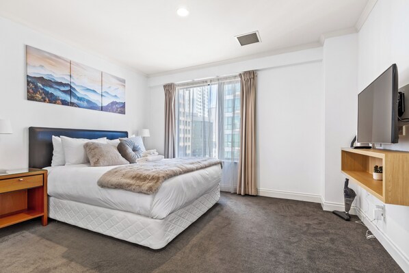 Iron/ironing board, free WiFi - City Getaway 1BR Apt w Pool & Gym I Zodiak Stays (Auckland)