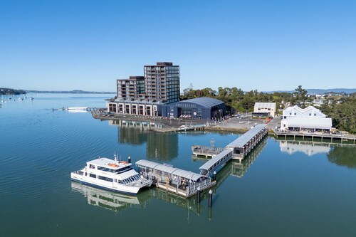 Catalina Bay 2BR w Balcony Views by Zodiak Stays