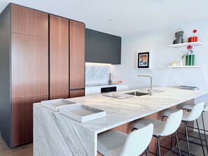 Apartment | Private kitchen | Fridge, microwave, oven, stovetop - Catalina Bay 2BR w Balcony Views by Zodiak Stays (Auckland)