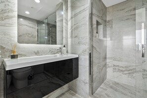 Shower, hair dryer, towels, soap - Modern 1BR w Pool/Gym Steps to Beach: Zodiak Stays (Auckland)