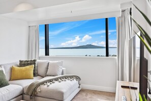 Living area - Modern 1BR w Pool/Gym Steps to Beach: Zodiak Stays (Auckland)