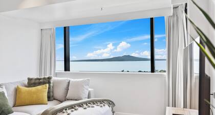 Modern 1BR w Pool/Gym Steps to Beach: Zodiak Stays