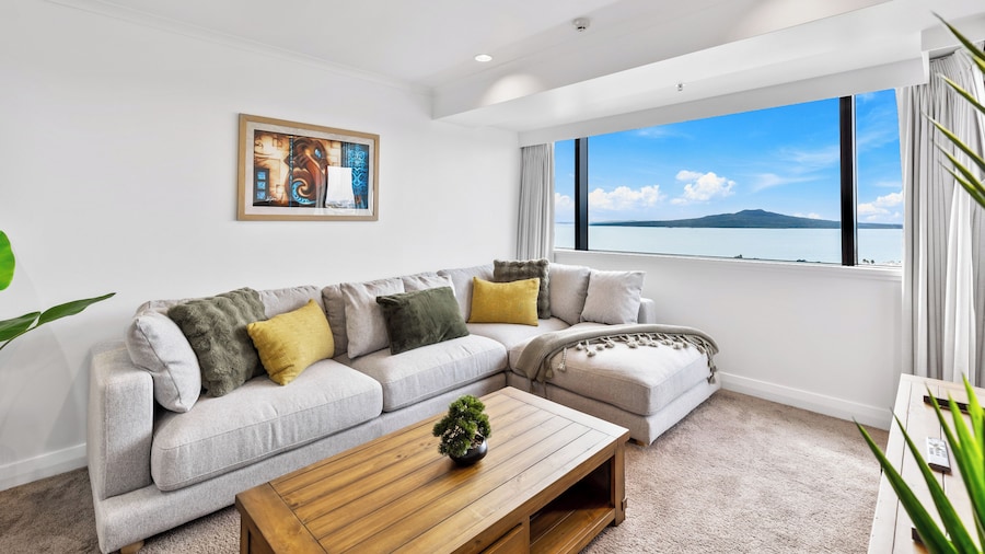 Modern 1Br W Pool & Gym, Steps To Takapuna Beach