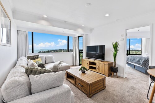 Modern 1BR w Pool/Gym Steps to Beach: Zodiak Stays