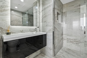 Apartment | Bathroom | Shower, hair dryer, towels, soap - Modern 1BR w Pool/Gym Steps to Beach: Zodiak Stays (Auckland)