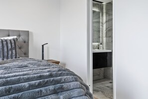 Iron/ironing board, free WiFi - Modern 1BR w Pool/Gym Steps to Beach: Zodiak Stays (Auckland)