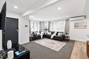Living area - 3BR near Tamaki River-Patio&Parking I Zodiak Stays (Auckland)