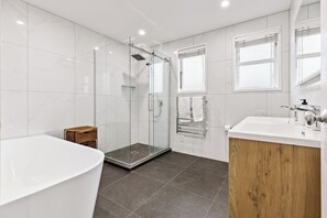 Villa | Bathroom | Hair dryer, towels, soap, shampoo - 3BR near Tamaki River-Patio&Parking I Zodiak Stays (Auckland)