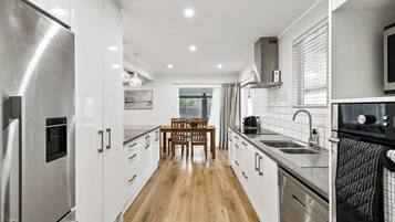 Lemari es, microwave, oven, dan kompor