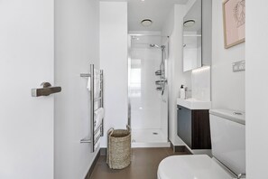 Shower, hair dryer, towels, soap - Queen St Stay, Pool,Gym,Tower Views | Zodiak Stays (Auckland)