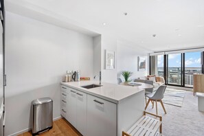 冰箱、微波炉、烤箱、炉灶