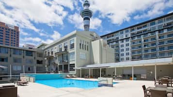 Una piscina techada, una piscina al aire libre