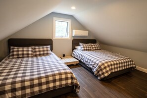 3 quartos, ferros/tábuas de passar roupa, berço de viagem