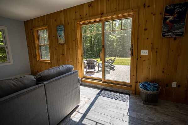 Smart TV, fireplace, stereo