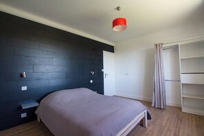 3 bedrooms, travel cot, WiFi, bed sheets