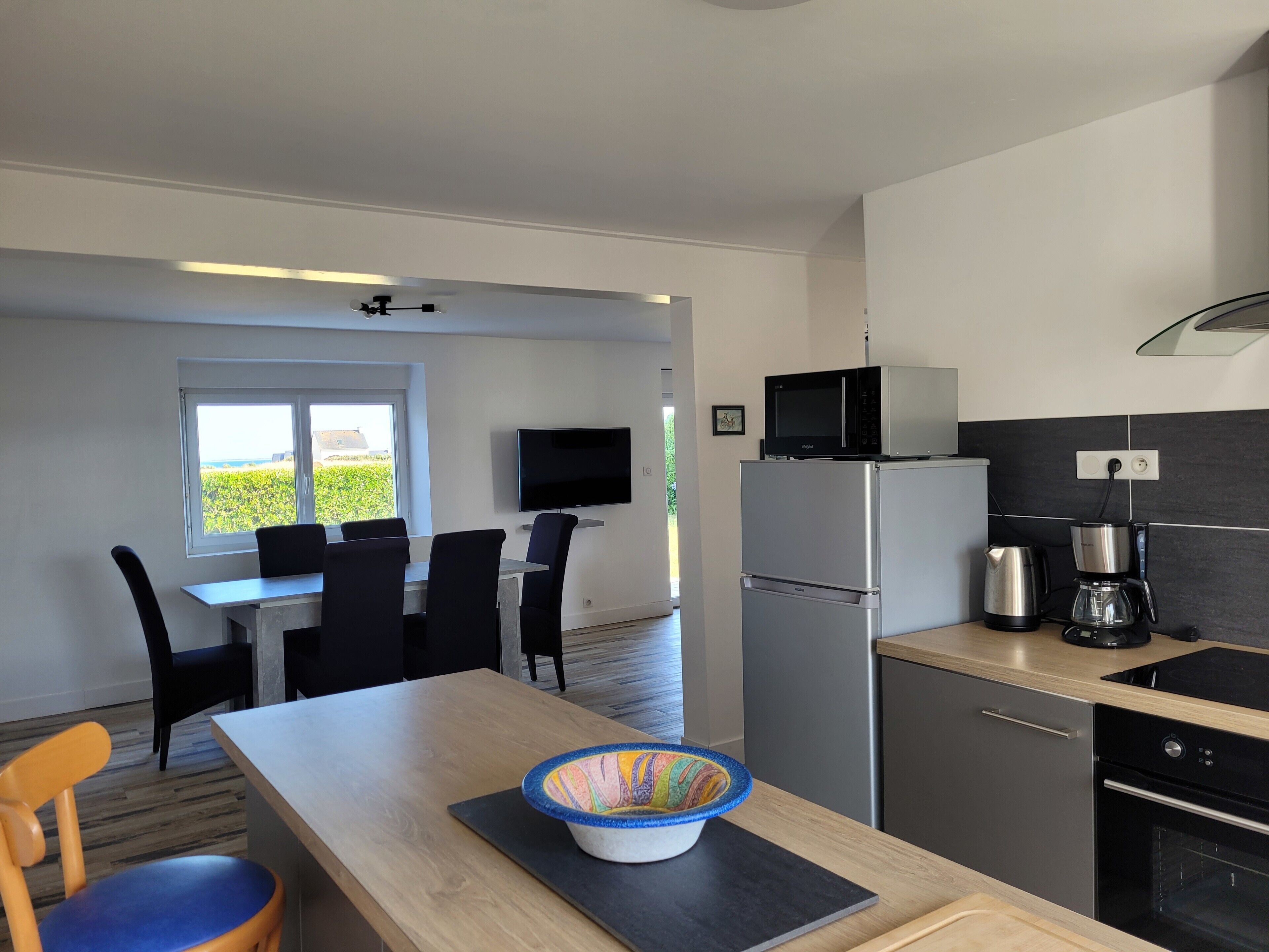 Réfrigérateur, four à micro-ondes, un four, lave-vaisselle