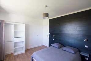 3 bedrooms, travel crib, WiFi, bed sheets