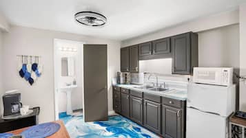 Kühlschrank, Mikrowelle, Herdplatte, Wasserkocher mit Kaffee-/Teezubehör