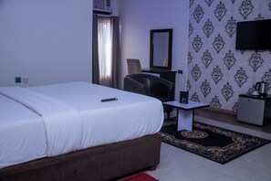 Estudi Deluxe, 1 llit de matrimoni, no fumadors | Escriptori, espai de treball apte per a portàtils i wifi gratuïta