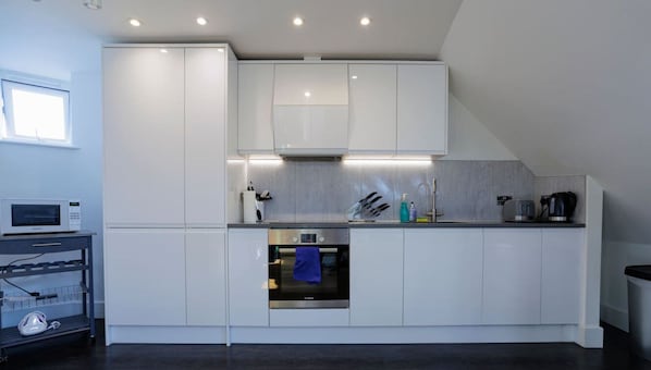 Kühlschrank, Mikrowelle, Ofen, Herdplatte