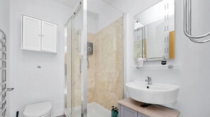 Hair dryer - Stylish Apt Brick Ln in the heart of Shoreditch (Greater London)