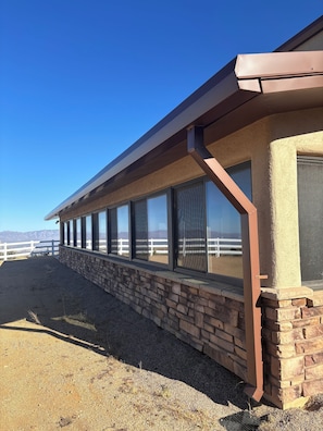Property grounds - Spacious 6-bedroom hilltop cabin in tranquil Oracle (Oracle)