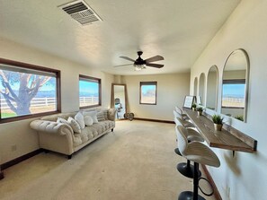 Interior - Spacious 6-bedroom hilltop cabin in tranquil Oracle (Oracle)