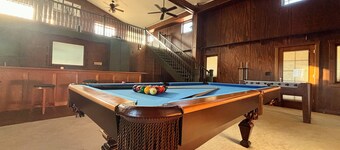 Spacious 6-bedroom hilltop cabin in tranquil Oracle