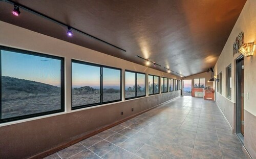 Spacious 6-bedroom hilltop cabin in tranquil Oracle