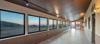 Spacious 6-bedroom hilltop cabin in tranquil Oracle