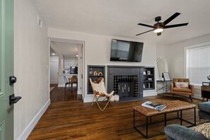 Living area - Gothic Guy, Cozy and Chic, Walk Downtown (Bryan)