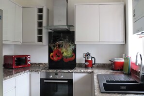 Mikroaaltouuni, uuni, liesi, astianpesukone