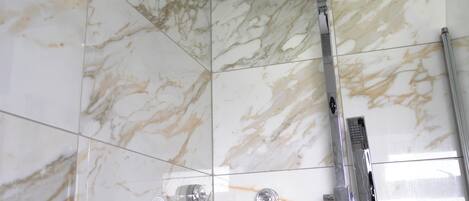 Serviettes fournies, savon, papier de toilette